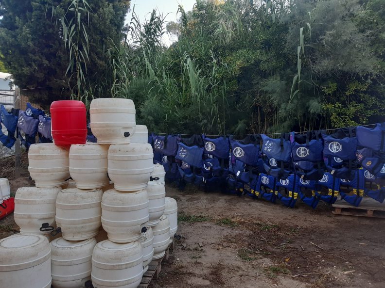 Le matériel de Puravida gilets et bidons sur la base de départ à Collias près de Vers Pont du Gard